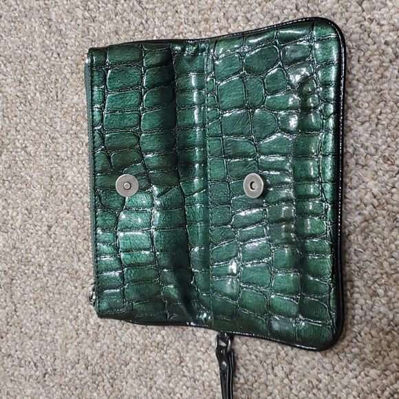 Vera Wang Clutch/ Wristlet Foldable - Picture 3 of 16